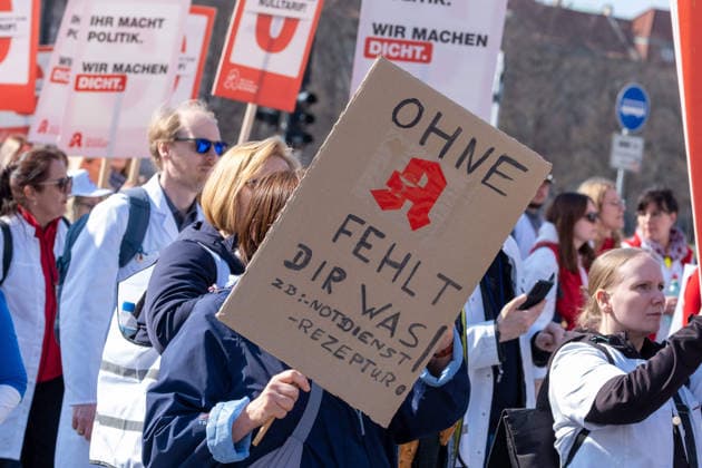 Under the slogan We wont work for free, several thousand pharmacists are protesting in Berlin The pharmacies are demanding higher fees and fear that the supply of medications will be insufficient if the curr sp2026032121692.jpg