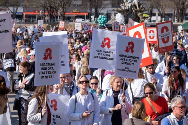 Under the slogan We wont work for free, several thousand pharmacists are protesting in Berlin The pharmacies are demanding higher fees and fear that the supply of medications will be insufficient if the curr sp2026032121692.jpg