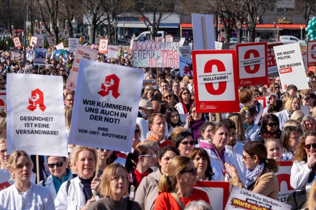 Under the slogan We wont work for free, several thousand pharmacists are protesting in Berlin The pharmacies are demanding higher fees and fear that the supply of medications will be insufficient if the curr sp2026032121692.jpg