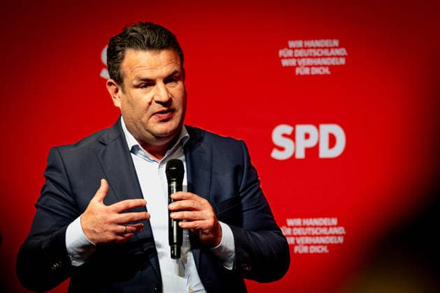 26 04 2025, Hubertus Heil SPD 26 04 2025, The Social Democrats campaign for approval of the coalition agreement at the party base in North Hesse The party leadership visits Baunatal and answers questions on future government work, identifies priorities and provides an insight into the talks with the CDU and CSU Baunatal Hesse Germany