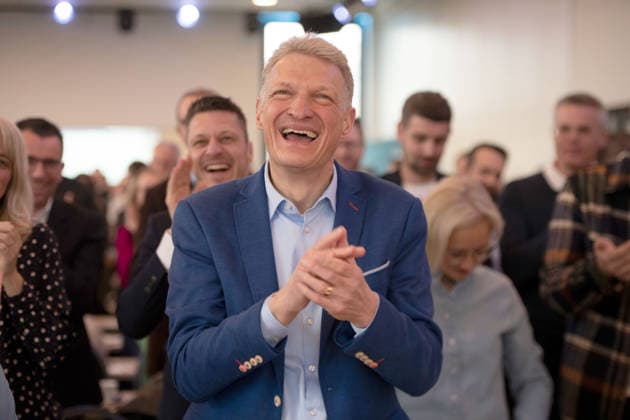 Der Landesausschuss der CDU Saar hat am Samstag (28.03.26) in Saarbrücken den CDU-Landesvorsitzenden Stephan Toscani einstimmig zum Spitzenkandidaten für die Landtagswahl am 18. April 2027 nominiert. Mit diesem klaren Votum setzt die CDU Saar rund ein Jahr vor der Wahl ein deutliches Zeichen der Geschlossenheit und Entschlossenheit. Stephan Toscani bedankte sich vor über 200 Delegierten und Gästen für das ausgesprochene Vertrauen und betonte: Dieses klare Signal unseres Landesausschusses bedeutet mir sehr viel. Für dieses Vertrauen danke ich von Herzen. Gemeinsam mit unseren Abgeordneten, Landräten, Bürgermeistern und allen Ehrenamtlichen in Partei und Kommunalpolitik arbeite ich intensiv daran, die besseren Ideen für unser Saar bub