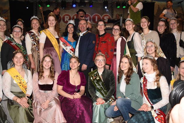 Hubert Aiwanger STV Ministerpraesident Nuernberger Volksfestkoenigin Christina Dipl Ing Christine Kayser SPD Fraktionsvorsitzende bei Bierfass Anzapfen im Festzelt mit Produkt Hoheiten Nuernberg 04 04 2026 Volksfestplatz Nuernberger Volksfest Eöffnung im Bierzelt Papert Foto Nuernberg