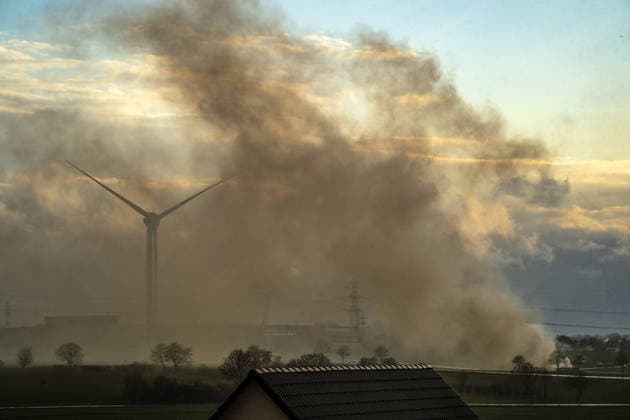 Easter fire, the smoke from the Easter fires in the rain drifts across the fields, Easter Sunday, Ense, evening, April 5, 2026 Germany, Ense, Soest district, April 5, 2026, Easter fire, the smoke from the Easter fires in the rain drifts across the fields, view from the Oberense district, Easter Sunday, evening, Easter, fine dust,