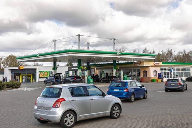 06 04 2026 German citizens fill up their vehicles with cheaper fuel in Poland because the price per liter in Germany is over two euros and therefore very expensive Dobra Lubieszyn Western Pomerania Poland
