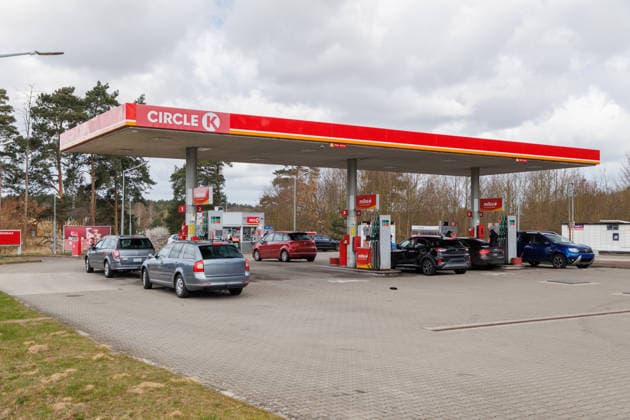 06 04 2026 German citizens fill up their vehicles with cheaper fuel in Poland because the price per liter in Germany is over two euros and therefore very expensive Dobra Lubieszyn Western Pomerania Poland