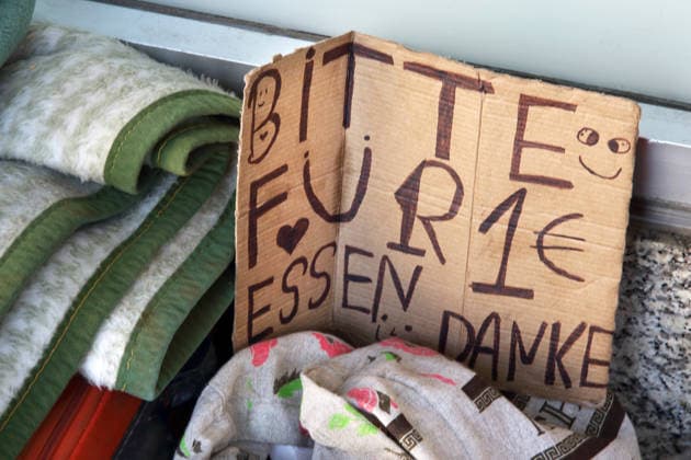 HOMELESSNESS PLEASE FOR 1 EURO FOOD THANK YOU Living environment of people without a fixed abode 06 03 2026, Fulda, Germany, GER, DEU Div belongings Blankets of an apparently homeless perso