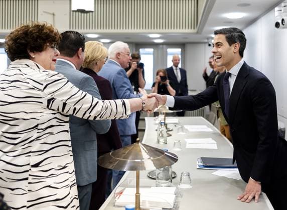 THE HAGUE - Prime Minister Rob Jetten shakes hands with Ilona Lagas, chair of the BBB group in the Senate, ahead of a debate in the Senate on the Jetten cabinet s government statement. REMKO DE WAAL ANP netherlands out - belgium out  Copyright: xx x555195839x originalFilename: 555195839