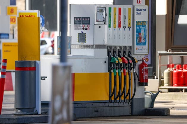 How high will the price of gas go because of the war in Iran A gas pump pump with suspended fuel nozzles at a Shell gas station in Siegen The prices have long exceeded the 2 euro mark Gas station, fuel prices on 07 04 2026 in Siegen Germany