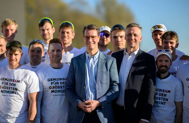 l r Minister President Hendrik Wüst NRW , Sebastian Schulte CEO Deutz AG and former rower with canoeists and rowers, together for the CologneRhineRuhr Olympic bid, Minister President Hendrik Wüst NRW visits the Federal Canoeing Training Center, on 07 04 2026 in Duisburg Germany Federal Canoeing Training Center