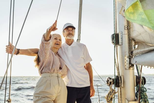Seniorenpaar genießt die Aussicht auf einem privaten Segelboot. Rentner stehen zusammen auf einer Yacht auf See Senior couple enjoying the view on private sailboat. Retired people standing together on yacht at sea Copyright: imageBROKER ArtemxVarnitsin ibxiqx17147326.jpg ,model released, Symbolfoto ,property released