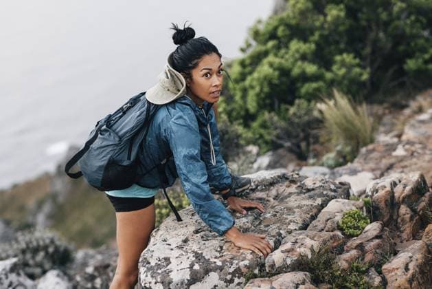 Junge Frau auf einer Wanderung. Wanderin klettert hinauf Young woman on a hike. Female hiker climbing up Copyright: imageBROKER ArtemxVarnitsin ibxiqx17153945.jpg ,model released, Symbolfoto ,property released