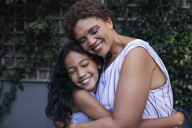 Oma und Kind umarmen sich. Glückliche Oma und Enkelin umarmen sich mit geschlossenen Augen im Hinterhof Granny and kid hugging. Happy grandma and granddaughter embracing with closed eyes at backyard Copyright: imageBROKER ArtemxVarnitsin ibxiqx17154223.jpg ,model released, Symbolfoto ,property released