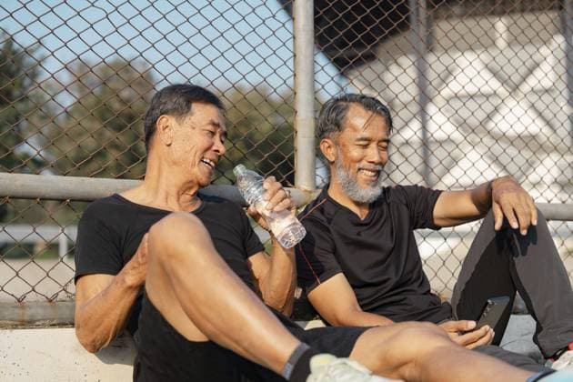 Zwei ältere Männer verbringen einen geselligen Moment, trinken Wasser und entspannen gemeinsam an einem sonnigen Tag im Park, um einen gesunden und aktiven Lebensstil zu fördern Two elderly men share a jovial moment, drinking water and relaxing together on a sunny day at the park, promoting a healthy and active lifestyle Copyright: imageBROKER WORAWEExMEEPIAN ibxiqx17169963.jpg ,model released, Symbolfoto ,property released