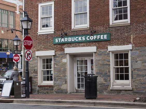 Starbucks Kaffeebar in einem alten Steingebäude in Alexandria, Virginia, USA Starbucks coffee bar in old stone building in Alexandria Virginia USA Copyright: imageBROKER StevexHeap ibliqx17258024.jpg