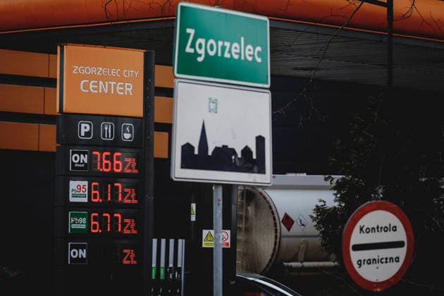 Price board in zloty directly on the German-Polish border, taken in Zgorzelec, 10 04 2026 Due to the political situation in the Middle East, petrol prices have exploded in recent weeks, especially in Germany Fuel tourism is increasing in the border region due to the petrol price cap in Poland Zgorzelec Poland Copyright: xFlorianxGaertnerx