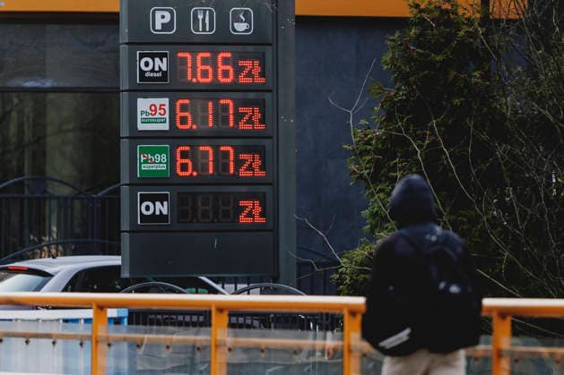 Price board in zloty directly on the German-Polish border, taken in Zgorzelec, 10 04 2026 Due to the political situation in the Middle East, petrol prices have exploded in recent weeks, especially in Germany Fuel tourism is increasing in the border region due to the petrol price cap in Poland Zgorzelec Poland Copyright: xFlorianxGaertnerx