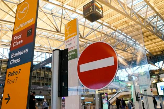 CNTV LUFTHANSA warning strike at Lufthansa cabin crew delayed trains warning strike at Lufthansa cabin crew airline in the airport terminal handling building handling hall of Helmut Schmidt Airport on Thursday 10 04 2026 in Hamburg Hamburg Germany