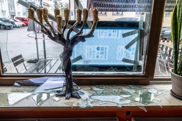 Attack on the Jewish restaurant Eclipse, traces of the attack, broken glass next to the