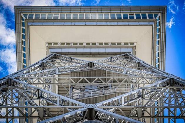 100 Jahre Berliner Funkturm am Messegelände ** NUR FÜR REDAKTIONELLE ZWECKE ** EDITORIAL USE ONLY **<p>3. September 1926: Eröffnung zur 3. Großen Deutschen Funkausstellung. Der höchste Turm Deutschlands wird als Wunder der Technik gefeiert. Flohr-Otis-Fahrstuhl rast mit 2,5 m s in die Höhe Rekord. Der Turm ist mmer noch ein echtes Technik-Highlight. Der Berliner Funkturm (umgangssprachlich als Langer Lulatsch bekannt) ist ein 146,7 Meter hoher Stahlfachwerkturm auf dem Messegelände im Berliner Ortsteil Westend und eines der Wahrzeichen der Stadt. Der vom Architekten Heinrich Straumer entworfene Sendeturm wurde 1926 zur 3. Großen Deutschen Funk-Ausstellung Berlin in Betrieb genommen und ist damit 43 Jahre älter als der Berl Copyright: MaurizioxGambarini doc85dz8ipcjvp1892bubwc ,EDITORIAL USE ONLY
