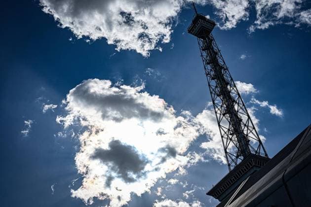 100 Jahre Berliner Funkturm am Messegelände ** NUR FÜR REDAKTIONELLE ZWECKE ** EDITORIAL USE ONLY **<p>3. September 1926: Eröffnung zur 3. Großen Deutschen Funkausstellung. Der höchste Turm Deutschlands wird als Wunder der Technik gefeiert. Flohr-Otis-Fahrstuhl rast mit 2,5 m s in die Höhe Rekord. Der Turm ist mmer noch ein echtes Technik-Highlight. Der Berliner Funkturm (umgangssprachlich als Langer Lulatsch bekannt) ist ein 146,7 Meter hoher Stahlfachwerkturm auf dem Messegelände im Berliner Ortsteil Westend und eines der Wahrzeichen der Stadt. Der vom Architekten Heinrich Straumer entworfene Sendeturm wurde 1926 zur 3. Großen Deutschen Funk-Ausstellung Berlin in Betrieb genommen und ist damit 43 Jahre älter als der Berl Copyright: MaurizioxGambarini doc85dz9f2d8uc16ia6ql7j ,EDITORIAL USE ONLY