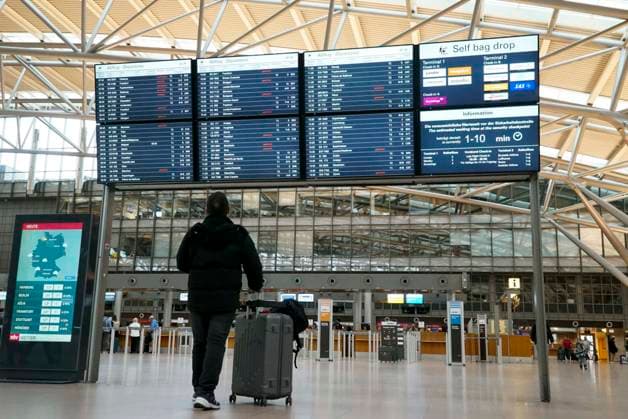 CNTV LUFTHANSA warning strike at Lufthansa and Eurowings pilots Vacationers stand in front of the scoreboard canceled flights Cancelled check-in building check-in hall of Helmut Schmidt Airport on Thursday 13 04 2026 in Hamburg Hamburg Germany