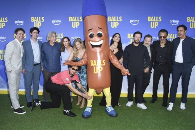 Entertainment Bilder des Tages #2 Eric André, Molly Shannon, Mark Wahlberg, Andrew Muscato, Paul Walter Hauser, Benjamin Bratt, Sacha Baron Cohen, Rhett Reese, Peter Farrelly, Eva De Dominici at arrivals for BALLS UP Premiere, Harmony Gold Theater, Los Angeles, CA, April 14, 2026. Photo By: Elizabeth Goodenough Everett Collection BALLS UP Premiere PUBLICATIONXNOTxINxCANxCHNxFRAxITAxJPNxNORxPOLxRUSxESPxUKxUSA