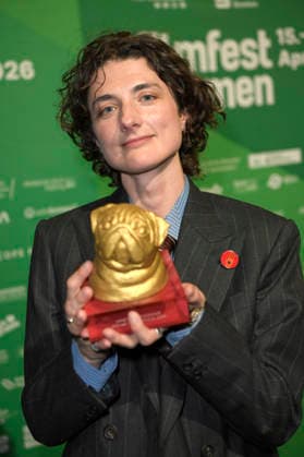 Daisy Bevan accepts the award for her grandmother at the Bremen Film Award of the Sparkasse for Vanessa Redgrave at the 11 Filmfest Bremen in the large hall of the Theater am Goetheplatz Bremen, 15 04 2026 Foto:xC.xNiehausx xFuturexImagex filmpreis_6421