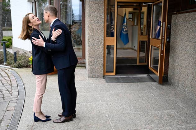 LKS 20260416 Finnish President Alexander Stubb (R) welcomes European Parliament President Roberta Metsola as they meet in Helsinki, Finland, on April 16, 2026. - MIKKO STIG Helsinki Finland  Copyright: xMikkoxStigx AjDA7jQW-T8