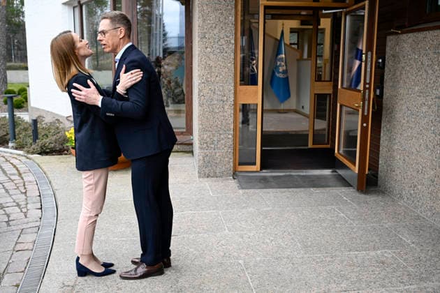 LKS 20260416 Finnish President Alexander Stubb (R) welcomes European Parliament President Roberta Metsola as they meet in Helsinki, Finland, on April 16, 2026. - MIKKO STIG Helsinki Finland  Copyright: xMikkoxStigx WDu6Nhv3tq0