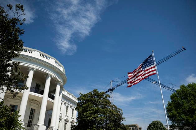 DC: President Trump Departs the White House Construction cranes and an American flag at the White House, in Washington, D.C., on Thursday, April 16, 2026. President Trump is traveling to Las Vegas, Nevada for an event highlighting Republican tax policies after the April 15 tax deadline. Credit: CNP AdMedia Washington District of Columbia United States of America EDITORIAL USE ONLY  Copyright: xx CNPx xAdMediax admphotostwo982565