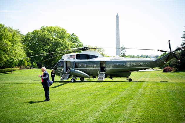 DC: President Trump Departs the White House United States President Donald J Trump gestures to visitors on the South Lawn of the White House before departing on Marine One, in Washington, D.C., on Thursday, April 16, 2026. President Trump is traveling to Las Vegas, Nevada for an event highlighting Republican tax policies after the April 15 tax deadline. Credit: CNP AdMedia Washington District of Columbia United States of America EDITORIAL USE ONLY  Copyright: xx CNPx xAdMediax admphotostwo982572