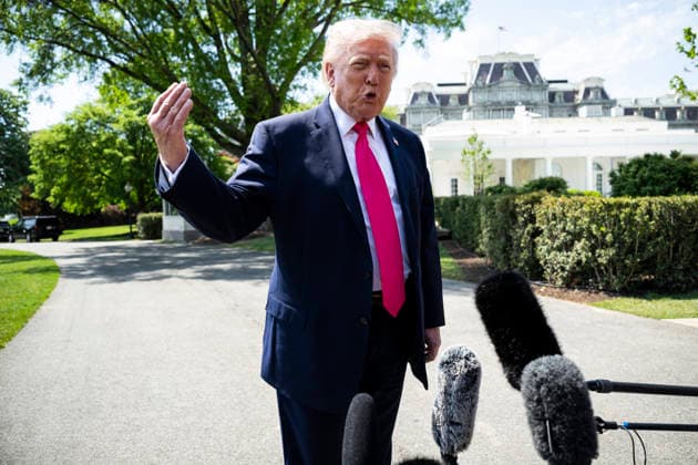 DC: President Trump Departs the White House United States President Donald J Trump speaks to members of the media on the South Lawn of the White House before departing on Marine One, in Washington, D.C., on Thursday, April 16, 2026. President Trump is traveling to Las Vegas, Nevada for an event highlighting Republican tax policies after the April 15 tax deadline. Credit: CNP AdMedia Washington District of Columbia United States of America EDITORIAL USE ONLY  Copyright: xx CNPx xAdMediax admphotostwo982574