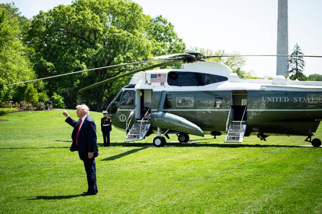 DC: President Trump Departs the White House United States President Donald J Trump gestures to visitors on the South Lawn of the White House before departing on Marine One, in Washington, D.C., on Thursday, April 16, 2026. President Trump is traveling to Las Vegas, Nevada for an event highlighting Republican tax policies after the April 15 tax deadline. Credit: CNP AdMedia Washington District of Columbia United States of America EDITORIAL USE ONLY  Copyright: xx CNPx xAdMediax admphotostwo982575