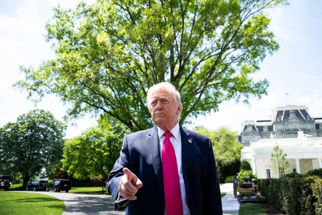 DC: President Trump Departs the White House United States President Donald J Trump speaks to members of the media on the South Lawn of the White House before departing on Marine One, in Washington, D.C., on Thursday, April 16, 2026. President Trump is traveling to Las Vegas, Nevada for an event highlighting Republican tax policies after the April 15 tax deadline. Credit: CNP AdMedia Washington District of Columbia United States of America EDITORIAL USE ONLY  Copyright: xx CNPx xAdMediax admphotostwo982578