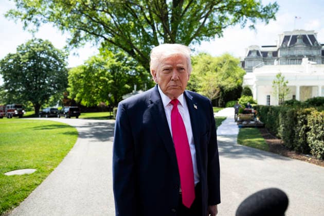 DC: President Trump Departs the White House United States President Donald J Trump speaks to members of the media on the South Lawn of the White House before departing on Marine One, in Washington, D.C., on Thursday, April 16, 2026. President Trump is traveling to Las Vegas, Nevada for an event highlighting Republican tax policies after the April 15 tax deadline. Credit: CNP AdMedia Washington District of Columbia United States of America EDITORIAL USE ONLY  Copyright: xx CNPx xAdMediax admphotostwo982580