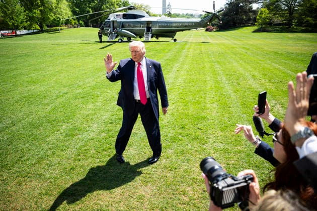 DC: President Trump Departs the White House United States President Donald J Trump waves on the South Lawn of the White House before departing on Marine One, in Washington, D.C., on Thursday, April 16, 2026. President Trump is traveling to Las Vegas, Nevada for an event highlighting Republican tax policies after the April 15 tax deadline. Credit: CNP AdMedia Washington District of Columbia United States of America EDITORIAL USE ONLY  Copyright: xx CNPx xAdMediax admphotostwo982582