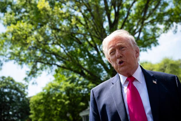 DC: President Trump Departs the White House United States President Donald J Trump speaks to members of the media on the South Lawn of the White House before departing on Marine One, in Washington, D.C., on Thursday, April 16, 2026. President Trump is traveling to Las Vegas, Nevada for an event highlighting Republican tax policies after the April 15 tax deadline. Credit: CNP AdMedia Washington District of Columbia United States of America EDITORIAL USE ONLY  Copyright: xx CNPx xAdMediax admphotostwo982585