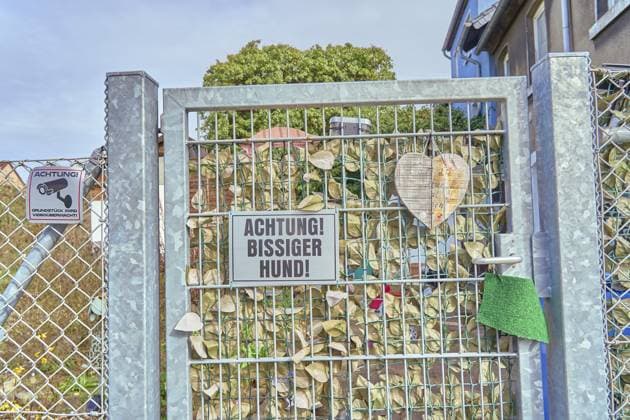 Achtung! Bissiger Hund! Schild vor Gartentor mit Schild über Videoüberwachung, Sicherheit, Schutz vor Einbrecher, gegen Einbruch und Diebstahl gesichertes Privatgrundstück, Hundebesitzer, Hundehalter Attention! Bitty dog! Sign in front of garden gate with sign about video surveillance, security, protection against burglars, private property secured against burglary and theft, dog owners, dog owners Copyright: imageBROKER streetxnews iblbee17341148.jpg