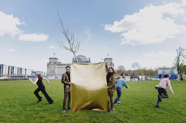 L R Siegfried and Joy, magic artists, photographed as part of a tree planting campaign by Ecosia in front of the German Bundestag in Berlin, 17 04 2026 Berlin Germany Copyright: xFlorianxGaertnerx