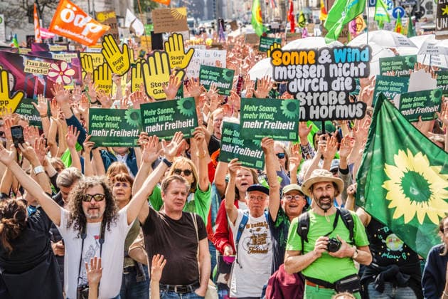 Defend renewable energies Motto of the large demonstration against the policy of Economics Minister Reiche, Siegestor, Munich, April 18, 2026 Germany, Munich, April 18, 2026, demonstration under the motto Defend renewable e