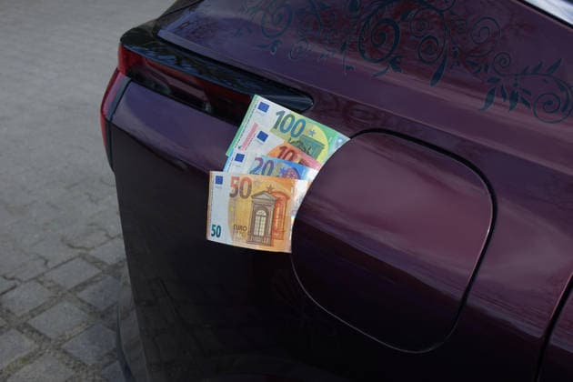 Tank cap with banknotes Tank cap with banknotes, 16 04 2026, Borkwalde, Brandenburg, There are various banknotes on a tank cap