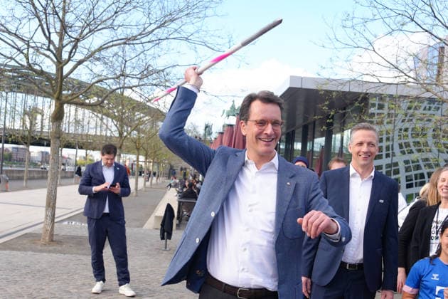 Press event for the announcement of the results of the referendum on the Olympic Games on the Rhine and Ruhr, Minister President Hendrik Wuest with a spear in his hand in the run-up to the announcement of the referendum on the Olympic Games on the Rhine and Ruhr, Cologne, 19 04 2026