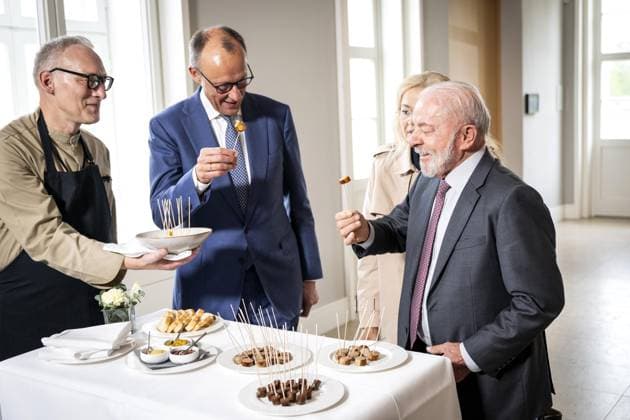 Hanover, Lower Saxony, Germany, 20 04 2026 Herrenhausen Palace 3 German-Brazilian government consultations The chef of the Hanover Palace kitchen, Sascha Grauwinkel, presents Federal Chancellor Friedrich Merz CDU and Brazils President Lula da Silva with a selection of German sausage specialties Copyright: xBergmann,xGuido BPA dtsxNachrichtenagenturx dts_115952