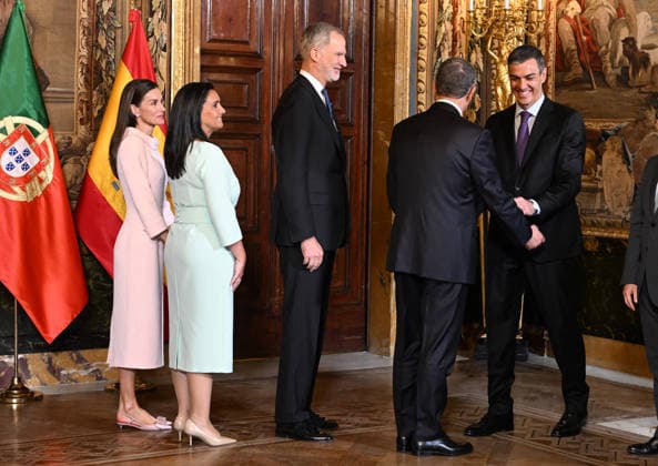 The King and Queen receive the President of the Portuguese Republic, António José Seguro, and the First Lady, Margarida Maldonado Queen Letizia, the First Lady, Margarida Maldonado, King Felipe VI, the President of the Portuguese Republic, António José Seguro, and the President of the Government, Pedro Sánchez, during the audience offered at the Royal Palace, April 20, 2026, in Madrid Spain FAMOUSES PRESIDENT KINGS AUDIENCE José Madrid Madrid Madrid Spain Copyright: xJosà xOlivax 7454979