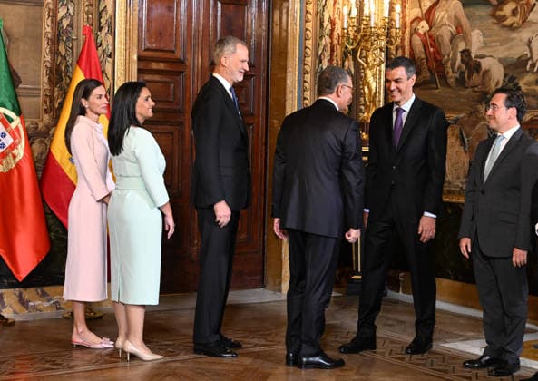The King and Queen receive the President of the Portuguese Republic, António José Seguro, and the First Lady, Margarida Maldonado Queen Letizia, the First Lady, Margarida Maldonado, King Felipe VI, the President of the Portuguese Republic, António José Seguro, the President of the Government, Pedro Sánchez, and the Minister of Foreign Affairs, José Manuel Albares, during the audience offered at the Royal Palace, April 20, 2026, in Madrid Spain FAMOUS PRESIDENT KINGS AUDIENCE José Madrid Madrid Madrid Spain Copyright: xJosà xOlivax 7454980