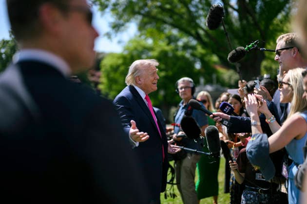 April 20, 2026, Washington, Dc, United States of America: U.S President Donald Trump, speaks with the media pool before boarding Marine One on the South Lawn of the White House, April 16, 2026 in Washington, D.C. Trump departed to Joint Base Andrews then on to Las Vegas. Washington United States of America - ZUMAp138 20260420_zaa_p138_007 Copyright: xMollyxRiley WhitexHousex