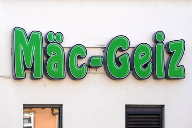 Mäc Avarice, Company logo, illuminated advertising to a House wall, German Non Food Discounter 1131609180