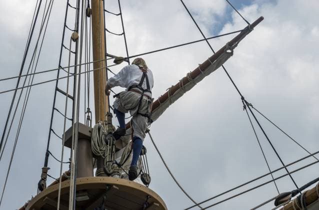 Seemann auf dem Aussichtsplattform, nachdem er die Takelage eines nachgebauten Segelschiffs erklommen hat, das nach Amerika segelte Sailor on lookout deck after climbing the rigging of replica sailing ship that sailed to America Copyright: imageBROKER StevenxHeap ibxiqx17270293.jpg
