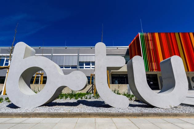 BTU Cottbus DEU Germany Brandenburg Cottbus, 22 04 2026, The oversized logo of the BTU Brandenburg University of Technology Cottbus Senftenberg stands in front of the canteen on the BTU campus in Cottbus AF_Cottbus_30017