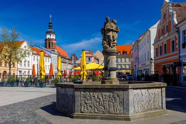 Spring in Cottbus DEU Germany Brandenburg Cottbus, 22 04 2026, Spring weather in Cottbus, city fountain on the Cottbus Altmarkt, in the background the Cottbus Oberkirche AF_Cottbus_30183